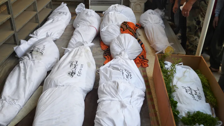 Těla obětí náletu syrských vládních vojsk