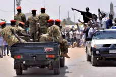 Napětí v Súdánu roste. Den po převratu končí šéf přechodné vojenské rady