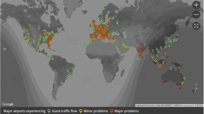 Mapa letišť hlásících problémy (červená a oranžová) 19. července v 15:50