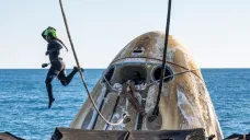 Modul Crew Dragon od společnosti Space X úspěšně dosedl s astronauty do vod Mexického zálivu