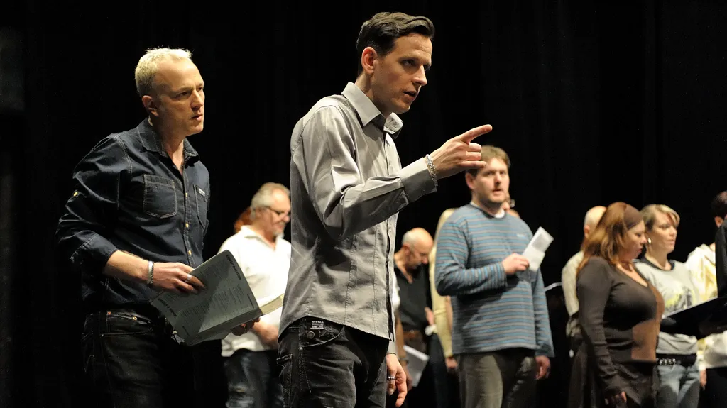 Rocc s Peterem Weddem (Lohengrin) a členy sboru Opery NDM