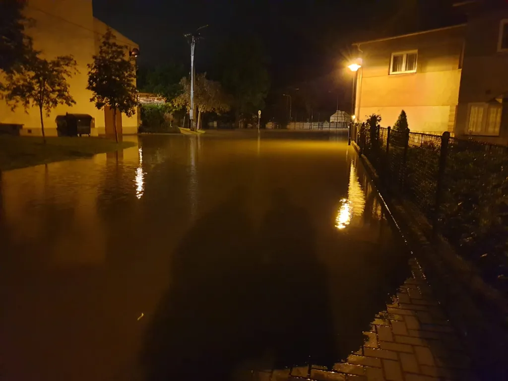 Záběry z rozvodněné Bečvy v Ústí na Přerovsku