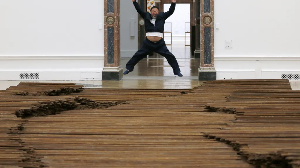 Aj Wej-wej na své retrospektivní výstavě v Královské akademii umění (Londýn)