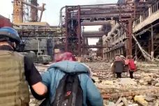 Rusové po částečné evakuaci Azovstalu obnovili ostřelování, tvrdí ukrajinský velitel