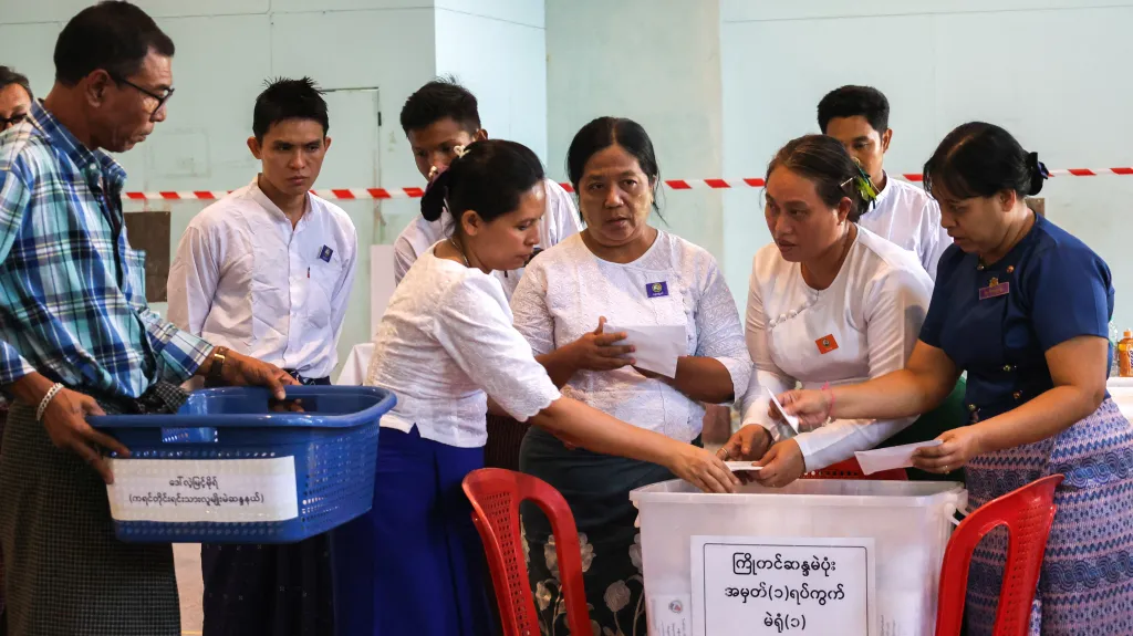 Hlasovací místnost v Maynmaru, prosinec 2025