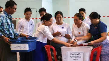 Hlasovací místnost v Maynmaru, prosinec 2025