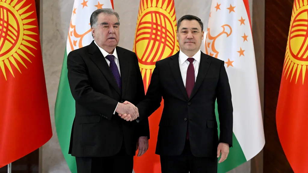 Prezidenti Tádžikistánu Imomali Rachmon (vlevo) a Kyrgyzstánu Sadyr Žaparov