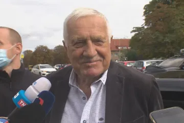Exprezidenta Klause propustili z nemocnice. Cítí se dobře, klidový režim dodržovat nebude