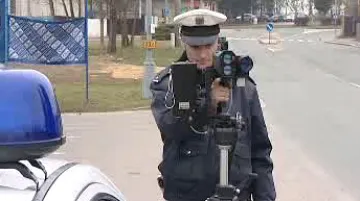 Policista měří rychlost
