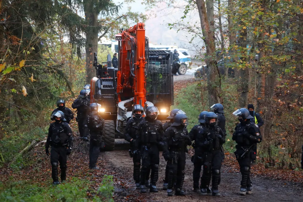 Aktivisté blokují v Německu výstavbu dálnice A49 v lese Dannenroeder