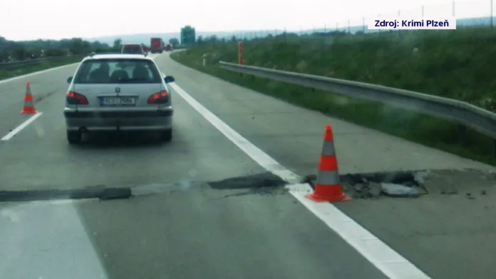 Na dálnici D5 u Plzně se zvedla vozovka