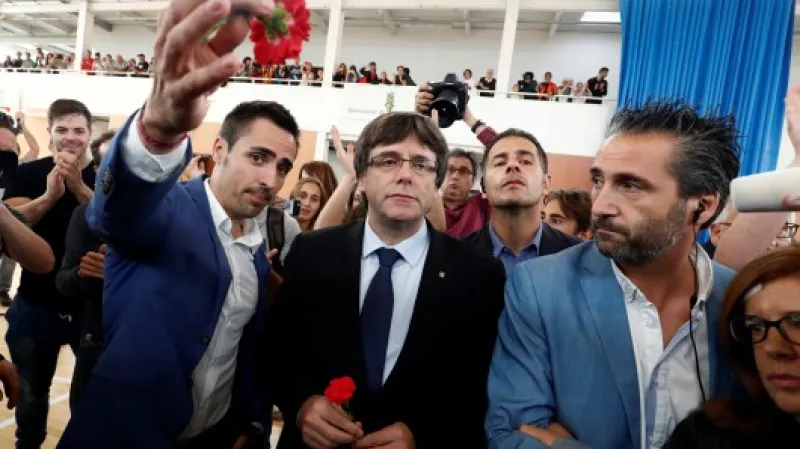 Katalánský premiér Carles Puigdemont navštívil hlasovací místnost v obci Sant Julia de Ramis,  Autor: Juan Medina,  Zdroj: Reuters