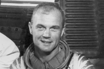 John Glenn se stal nejstarším člověkem letícím do vesmíru