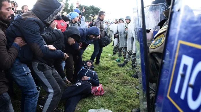 Policie brání vstupu migrantů na území Makedonie