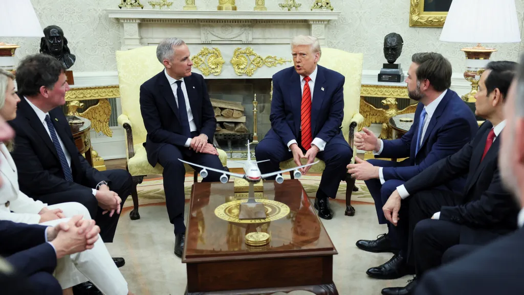 Kanadský premiér Mark Carney a americký prezident Donald Trump v Bílém domě