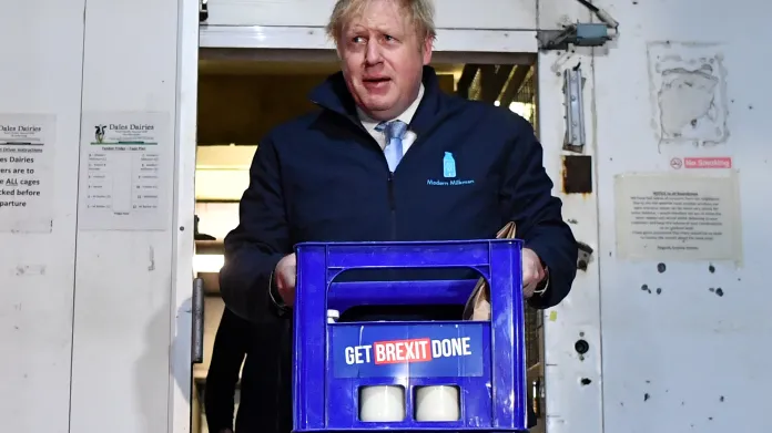 Johnson v rámci kampaně rozvážel mléko. Ani na brexit přitom nezapomněl