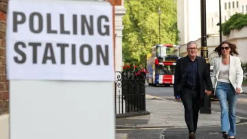 Britský premiér Keir Starmer a jeho manželka Victoria přichází hlasovat v místních volbách v Londýně