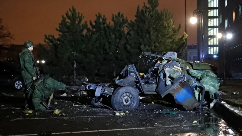 Trosky auta, které mělo dle místní policie explodovat