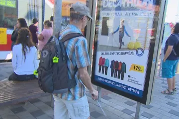 Zfušovaná oprava nástupiště. Nevidomým do cesty v Brně postavili lavičky a koše