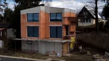 Černá stavba v chatové oblasti