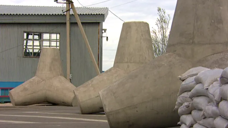 Betonové zátarasy a pytle s pískem na ukrajinských hranicích