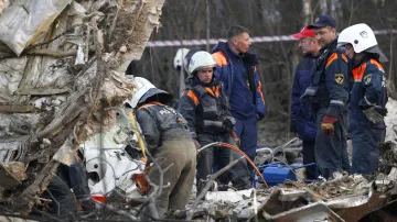 Členové ministerstva pro mimořádné situace prohledávají trosky havarovaného polského vládního letadla Tupolev Tu-154 ve Smolensku (11. dubna 2010)