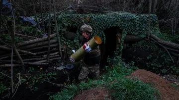 Ukrajinský voják s municí do houfnice Giacint-B