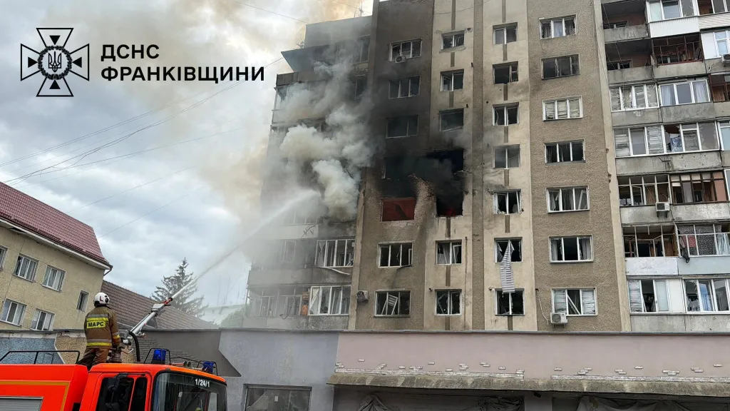 Hasiči v Ivano-Frankivsku na Ukrajině zasahují v místě bytového domu zasaženého ruským dronovým útokem (13. května 2026)