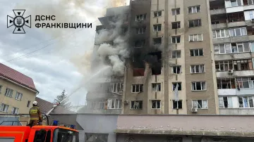 Hasiči v Ivano-Frankivsku na Ukrajině zasahují v místě bytového domu zasaženého ruským dronovým útokem (13. května 2026)