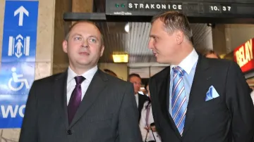 Jihomoravský hejtman Michal Hašek (ČSSD) a ministr dopravy Vít Bárta (VV)