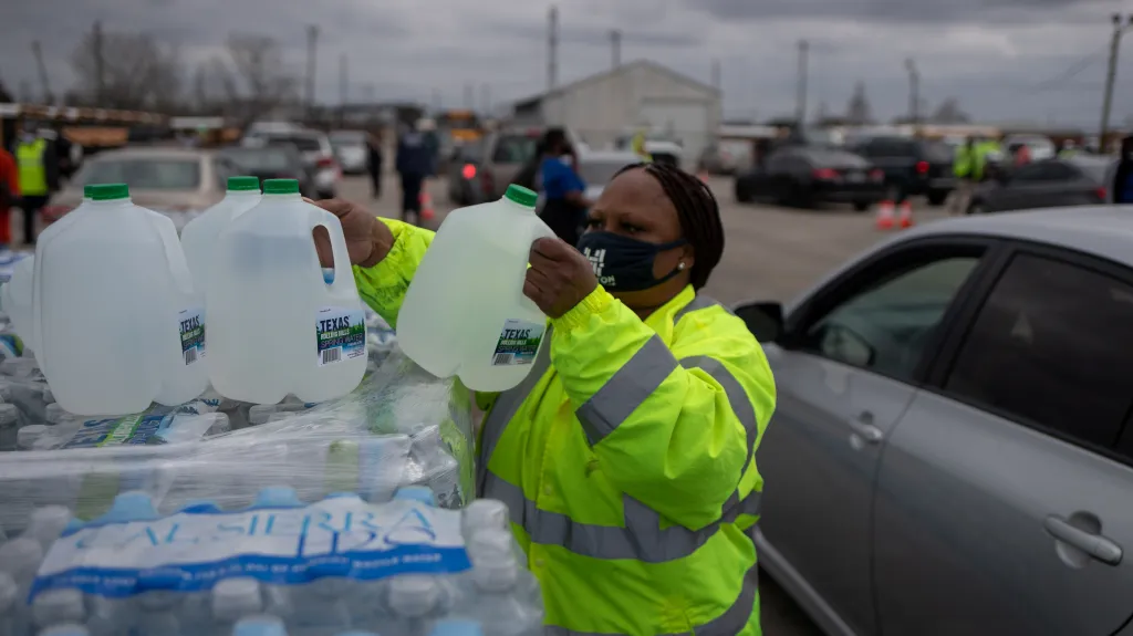 Dobrovolníci rozdávají vodu v texaském Houstonu
