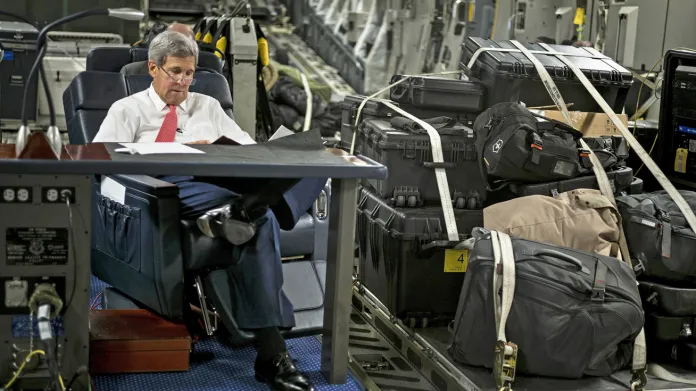 John Kerry na cestě do iráku