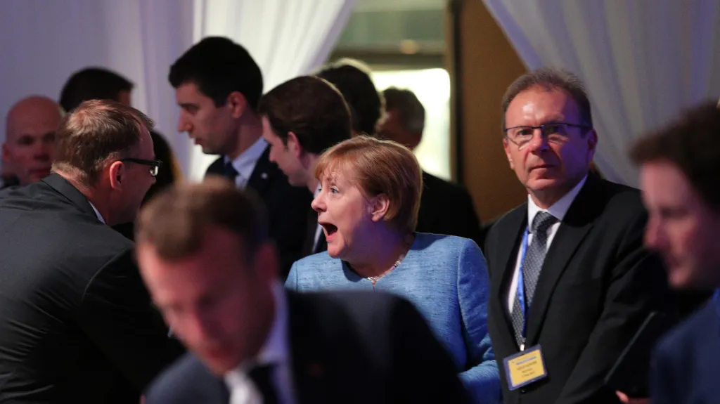 Angela Merkelová během večeře před summitem EU