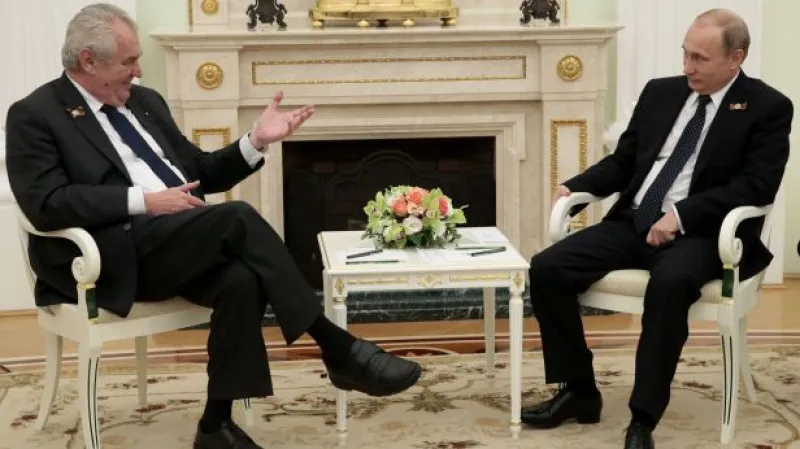 Zeman uctil památku obětí, sešel se s Ficem, mluvil s Putinem