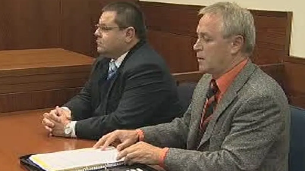 Zdeněk Kořistka s advokátem u soudu