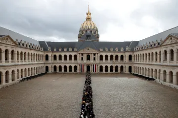 Lidé se do pařížské Invalidovny přišli rozloučit s exprezidentem Jaquesem Chiracem