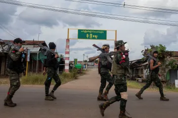Vojenská junta v Myanmaru brutálně zabíjí zajaté povstalce. Svědci popisují upalování