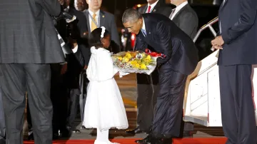 Keňské děvčátko víta na letišti v Nairobi amerického prezidenta