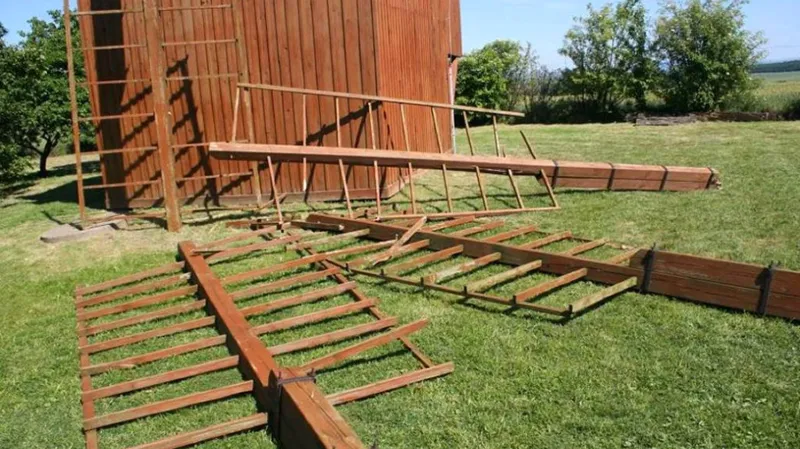 Poničený větrný mlýn