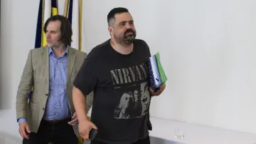 Odstupující starosta Řeporyjí Pavel Novotný a jeho nástupce David Roznětinský