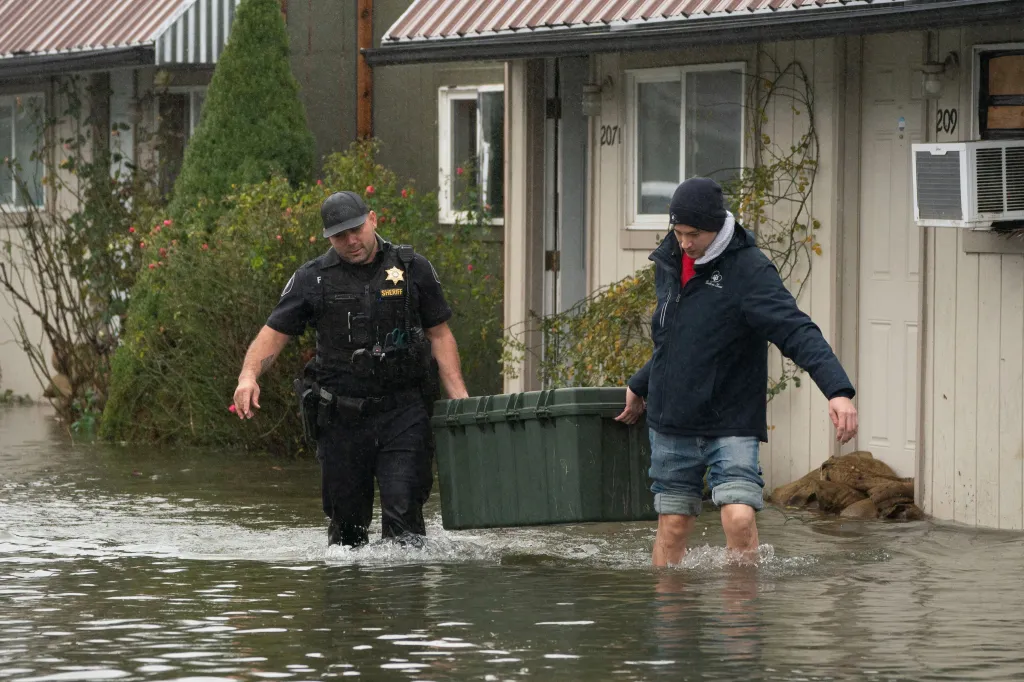 Šerif Kalani Apilado pomáhá s evakuací během záplav ve městě Sultan na severozápadě USA