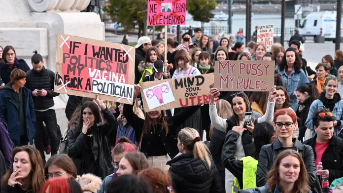 Lidé drží transparenty na protestu před budovou parlamentu v Budapešti 28. září 2022 během demonstrace u příležitosti Mezinárodního dne bezpečného potratu. Maďarský parlament na návrh vlády vedené premiérem Viktorem Orbánem zpřísnil pravidla pro interrupce, přičemž aktivisté odsuzují, že těhotné ženy budou muset od 15. září 2022 před potratem poslouchat tlukot srdce plodu.