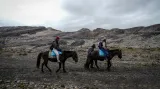 Turisté jedou na koních na horu Nevado Pastoruri. Na peruánském ledovci Pastoruri se dříve konaly lyžařské závody, nyní zaniká
