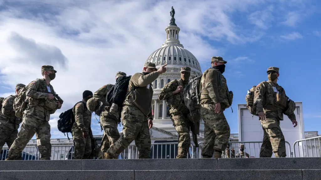 Jednotky národní gardy posilují bezpečnost kolem Kapitolu ve Washingtonu. FBI se obává, že v den inaugurace dojde k ozbrojeným protestům u Kapitolu nebo u dalších státních budov v jednotlivých amerických státech