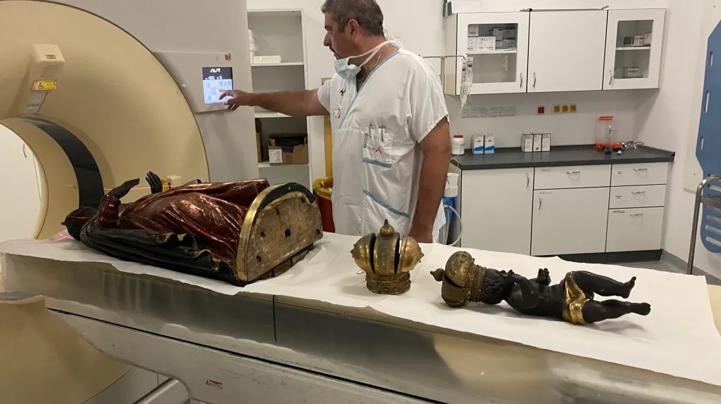 Vyšetření sošky ve Fakultní nemocnici u svaté Anny