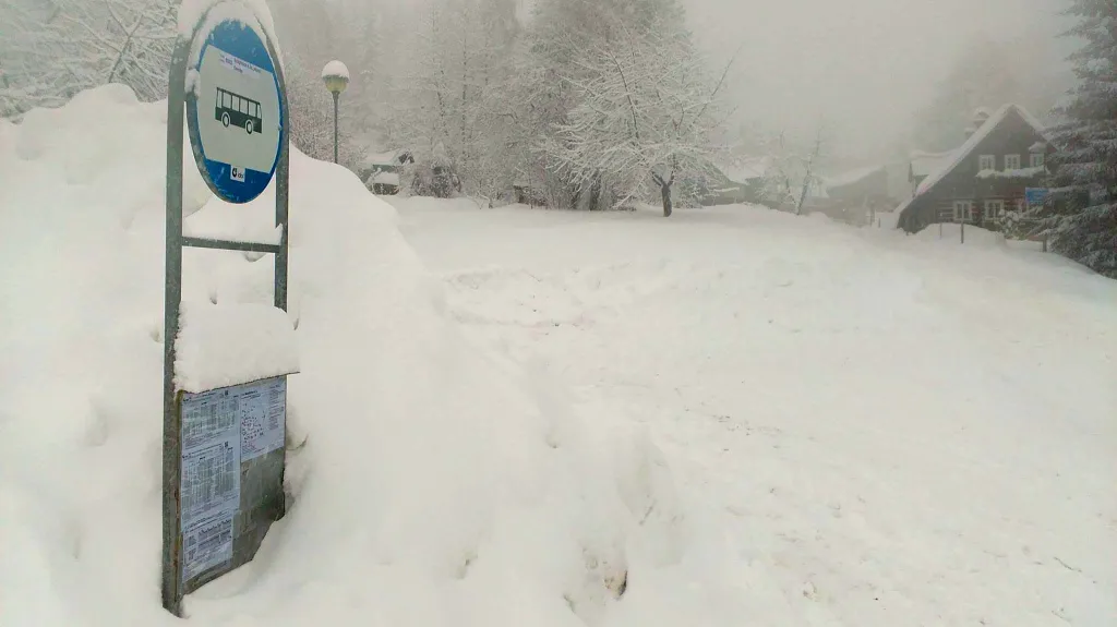 Zapadaná autobusová zastávka