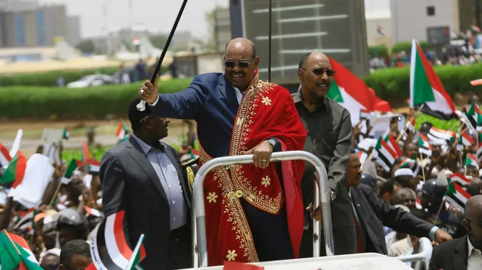 Bývalý prezident Bašír při setkání se svými příznivci
