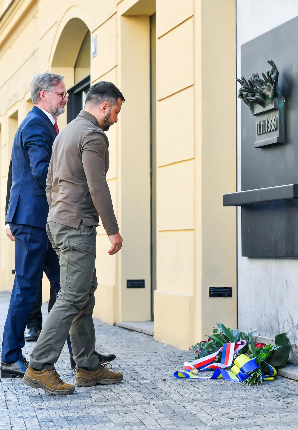 Ukrajinský prezident Volodymyr Zelenskyj a český premiér Petr Fiala navštívili památník 17. listopadu 1989 na Národní třídě