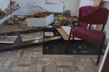 Zvelebenou zastávku s knihovnou zničili vandalové. Policie případ vyšetřuje