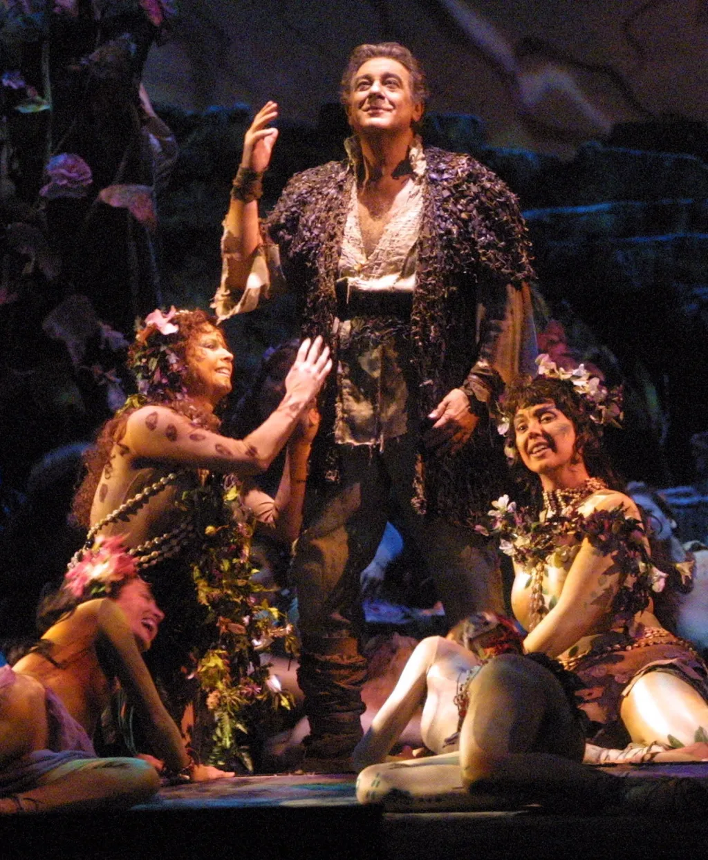 Fotka z 26. března 2001 ukazuje mistra Dominga, jak zpívá v titulní roli v opeře „Parsifal“ během zkoušky v Metropolitní opeře v New Yorku